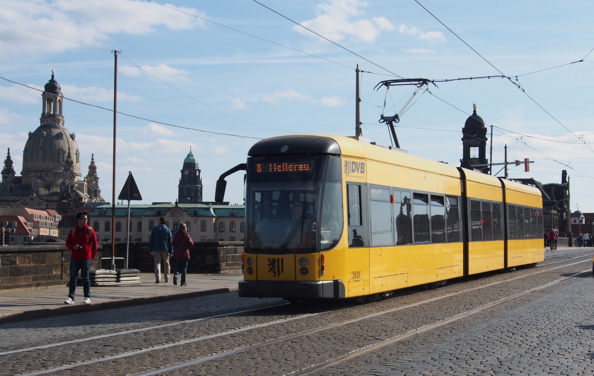NGTD 8 DD Nr.2630 von Bombardier, Baujahr 2008, mit Namen: Partnerstadt Rotterdam auf der Augustusbrücke in Dresden am 19.04.2015. Links am Bildrand ist die Frauenkirche zu sehen.