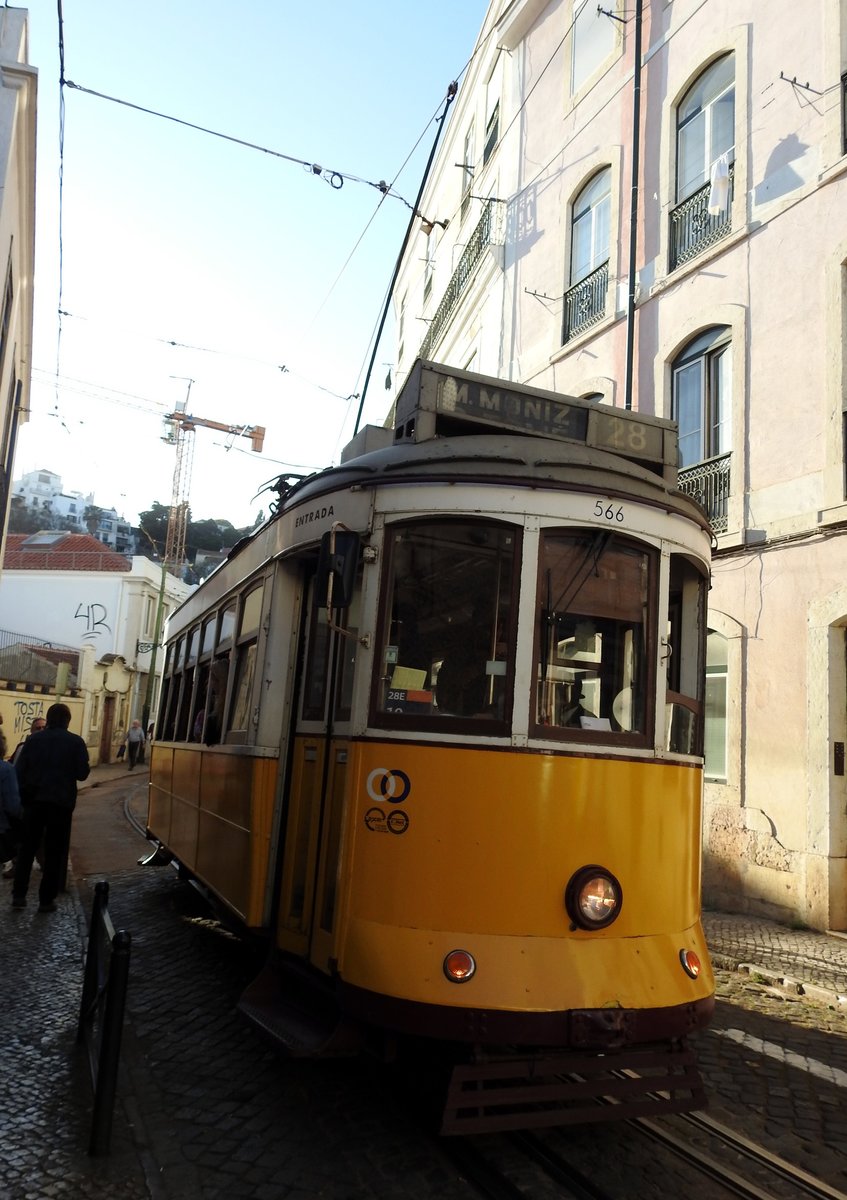 Remodelado Nr.560 von Santo Amaro von Carris in Lissabon am 03.04.2017.
