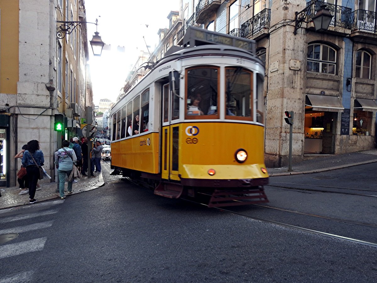 Remodelado Nr.561 von Santo Amaro in Lissabon am 02.04.2017.