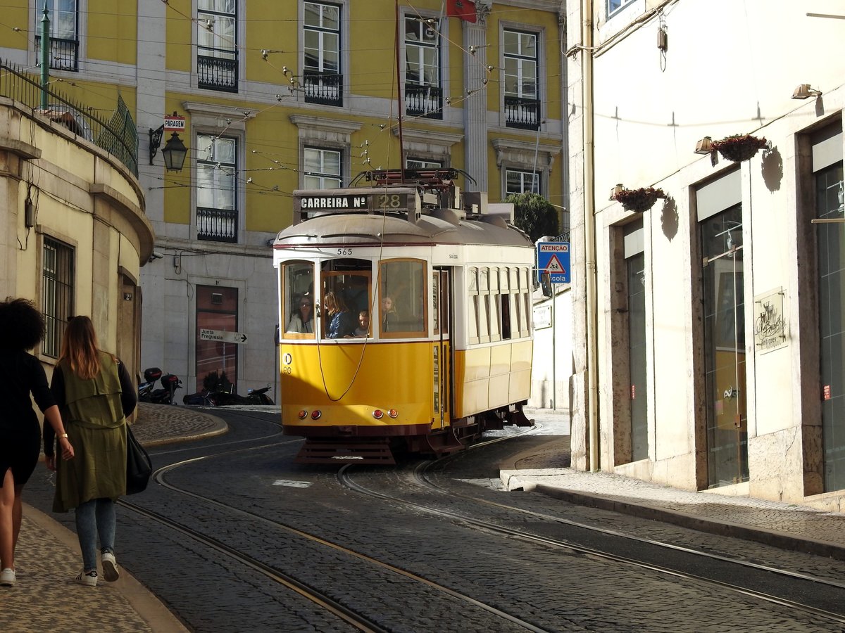Remodelado Nr.565 von Santo Amaro in Lissabon am 04.04.2017.