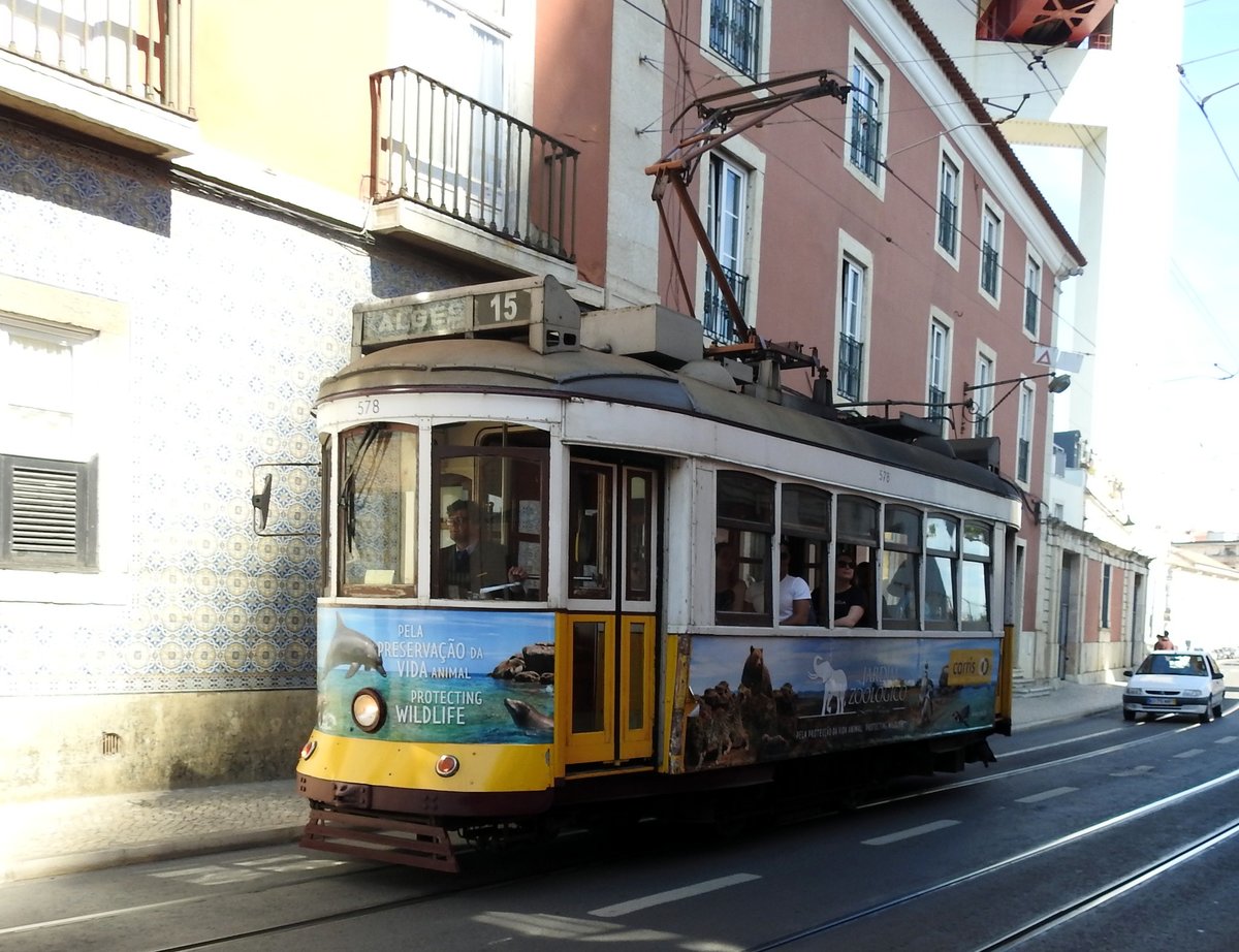 Remodelado Nr.578 auf der linie 15 in Lissabon am 03.04.2017. Die Linie 15 kann auch mit den modernen Articulados befahren werden und ist für den Betrieb mit Einholmstromabnehmern zugelassen.