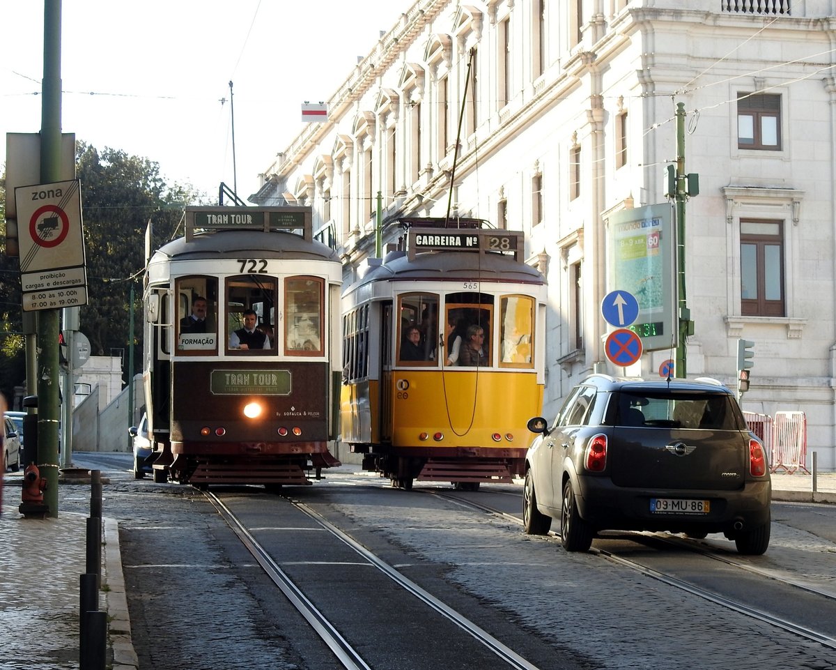 Remodelados Nr.565 und KorkTram Nr.722 von Tram Tour, erbaut von Santo Amaro in Lissabon am 29.03.2017.