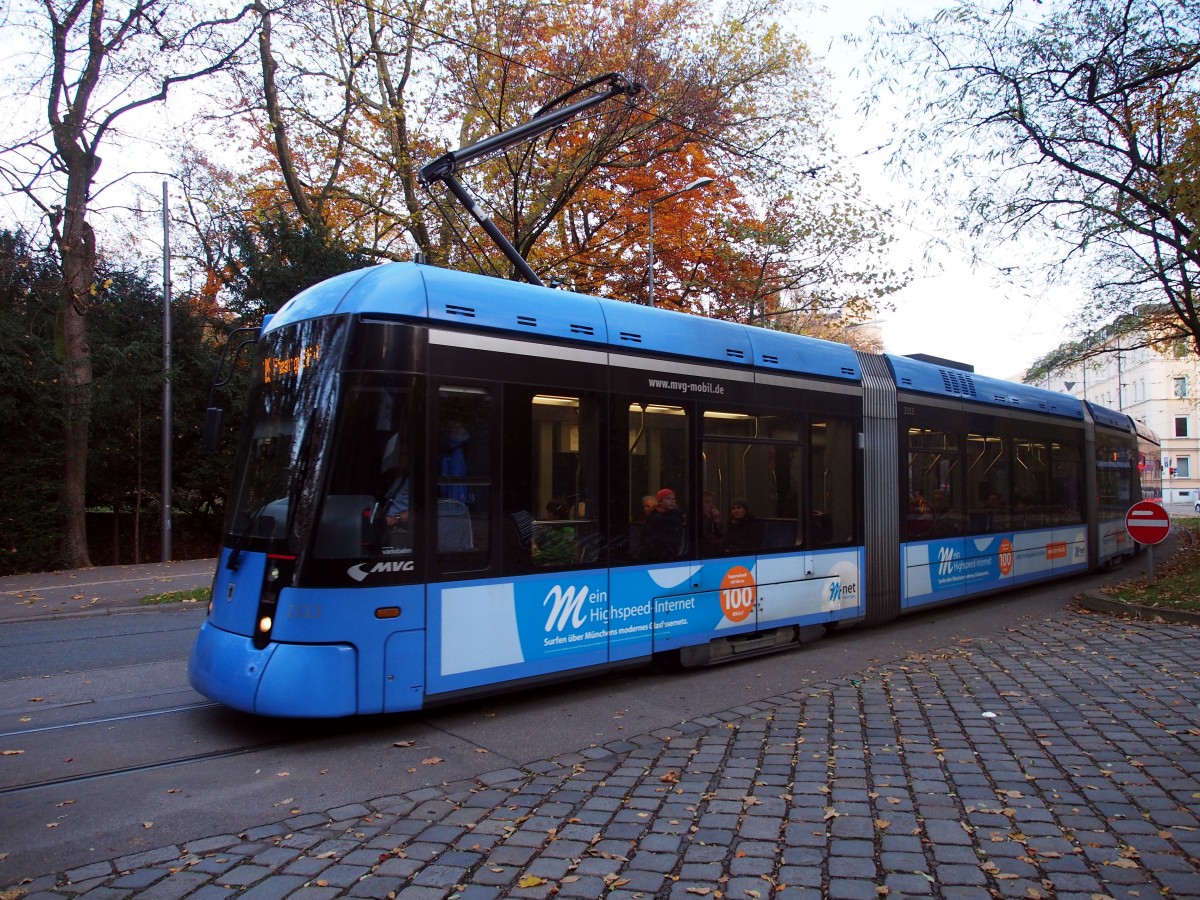S1.5 Nr.2313 Variobahn von Stadler, Baujahr 2011, hat die Haltestelle Max Weber-Platz in Richtung Hauptbahnhof verlassen, München am 09.11.2014.