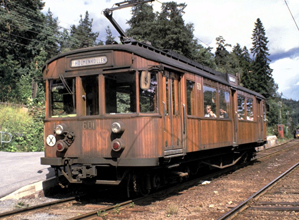 Strassenbahn Nr.601 der Oslo Sporveier (OS) bei der Haltestelle Holmenkollen am 22.07.1985. Das Fahrzeug wurde von Fa. Skabo im Jahr 1951 erbaut.