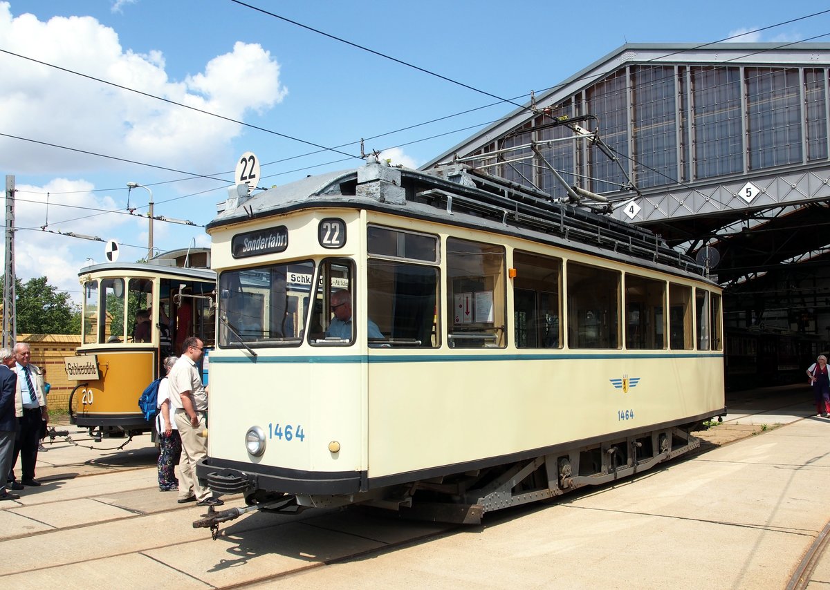 T 2 Nr.1464 LVB-Typ 22s von Dessau Baujahr 1925 im Straßenbahnmuseum Leipzig am 21.07.2013.