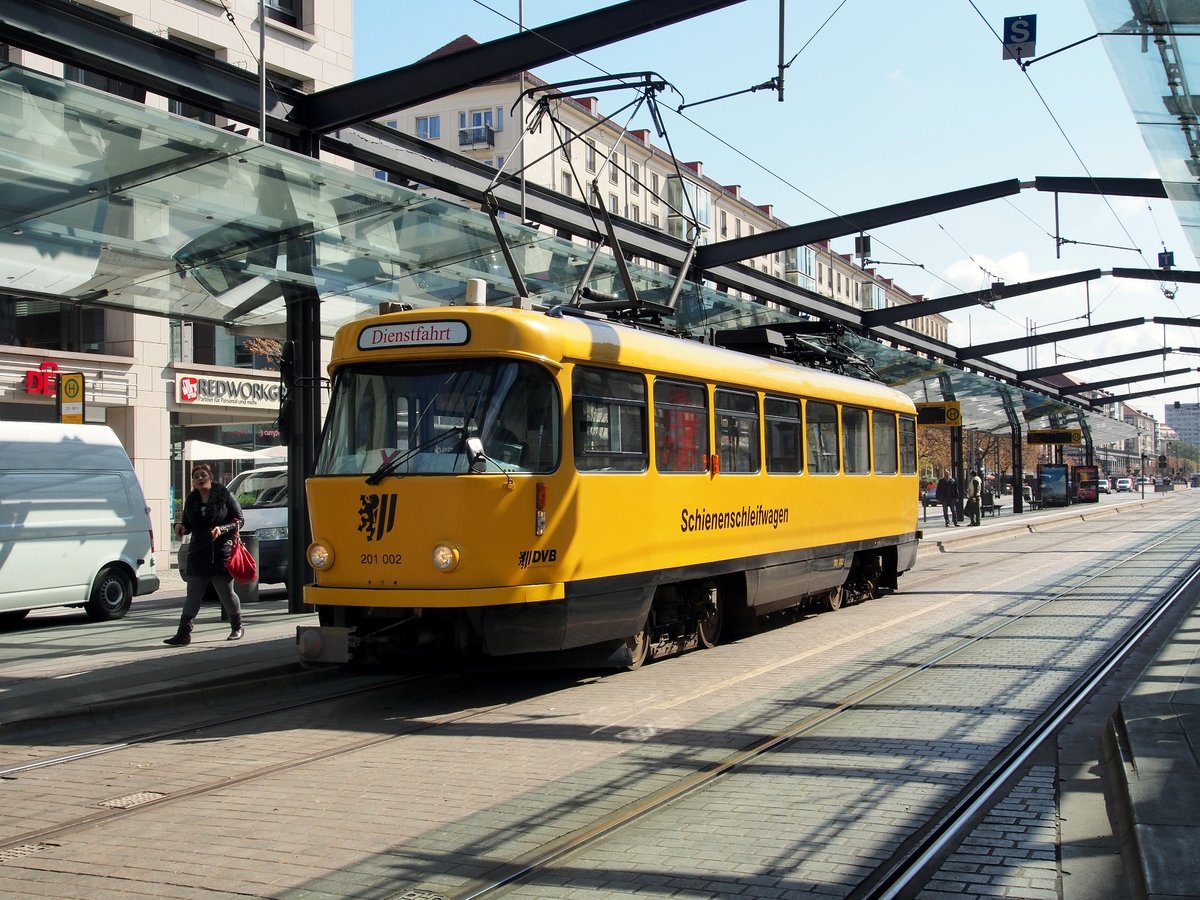 T 4 D Nr.201 002 von CKD Tatra Schleifwagen am Postplatz in Dresden am 18.04.2016.
