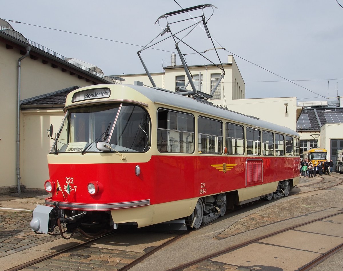 T 4 D Nr.222 998-7 von CKD Tatra, Baujahr 1968, in Dresden am 09.04.2016.