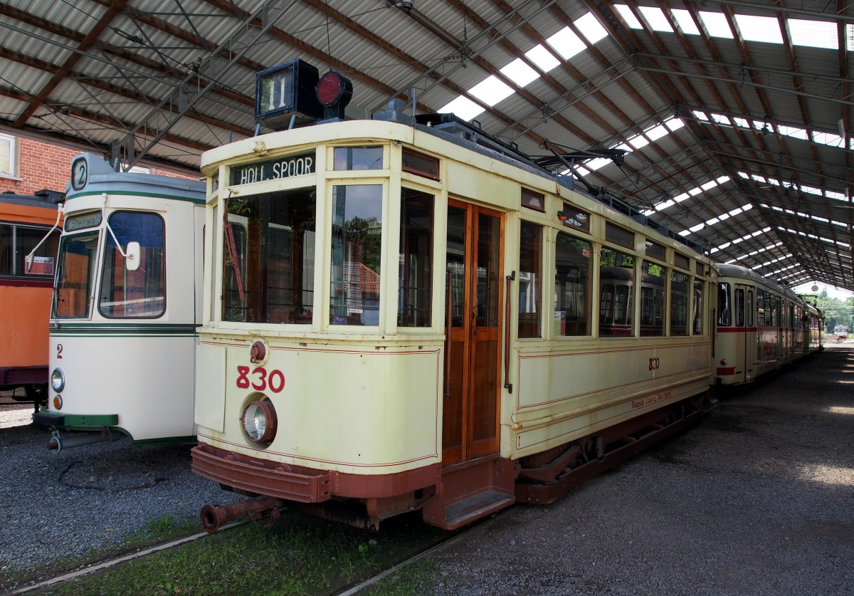 T2 Nr.830 von La Brugeoisen, Baujahr 1929, war in Den Haag eingesetzt, später im Eisenbahnmuseum Utrecht und zählt jetzt zu den einsatzfähigen Fahrzeugen im Straßenbahnmuseum Sehnde/Wehmingen, am 15.06.2014.