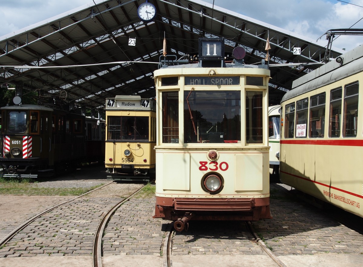 T2 Nr.830 von La Brugeoisen, Baujahr 1929, war in Den Haag eingesetzt, später im Eisenbahnmuseum Utrecht und zählt jetzt zu den einsatzfähigen Fahrzeugen im Straßenbahnmuseum Sehnde/Wehmingen, am 15.06.2014. Linksim Hintergrund steht TWT24 Nr.5964 von 1924,ehemals Berlin.