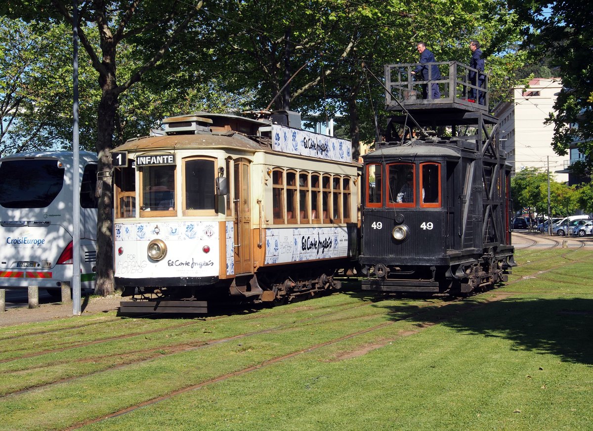Tram No.220 und Oberleitungsreparaturwagen No.49 Reperacao da linha area vor dem Trammuseum in Porto am 15.05.2018.