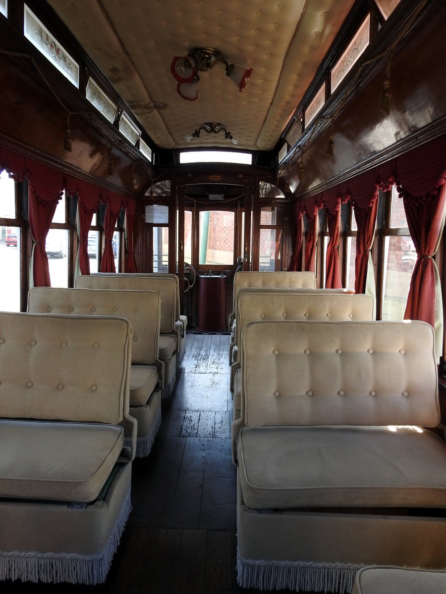 Tram Nr.1 von St. Louis Car Company, Baujahr 1901 im Carris Straßenbahnmuseum in Lissabon am 03.04.2017. Mit dem Fahrzeug werden Museumsbesucher zwischen den drei Museumsteilen im Betriebsgelände gefahren. Innenraum.