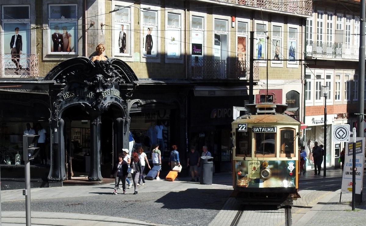 Tram Nr.131 auf der Rue de Santa Catarina in Porto am 16.05.2018.