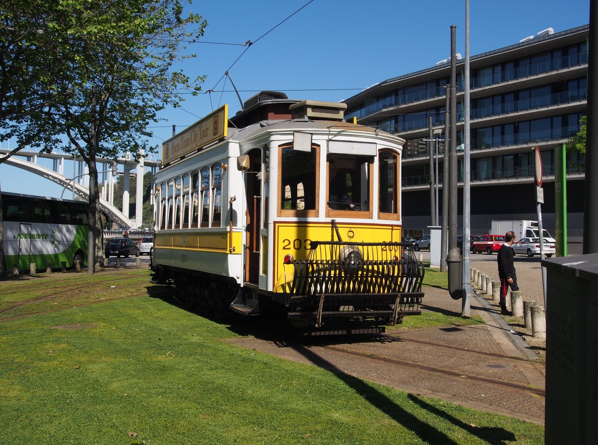 Tram Nr.203 fährt in das Tram Museum in Porto ein am 15.05.2018.