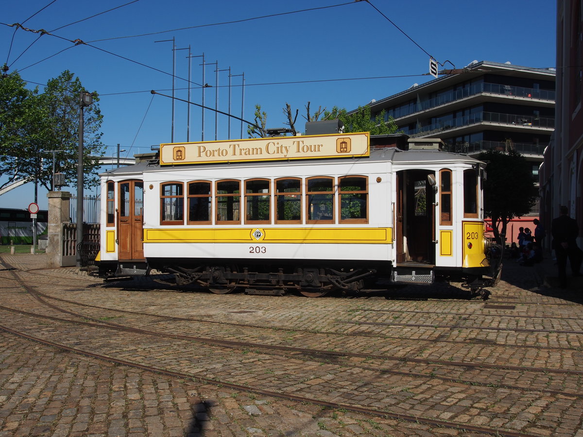 Tram Nr.203 vor dem Tram Museum in Porto am 15.05.2018.