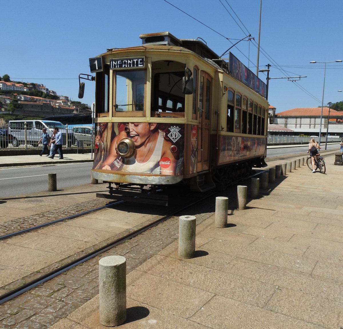 Tram Nr.205 in der Rue Novado Alfandega in Porto am 17.05.2018.