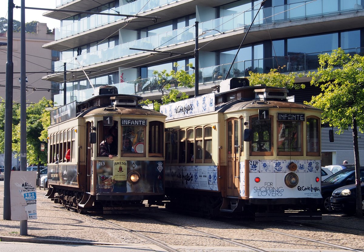 Tram Nr.218 und 213 an der Haltestelle vor dem Tram-Museum in Porto am 24.05.2018.