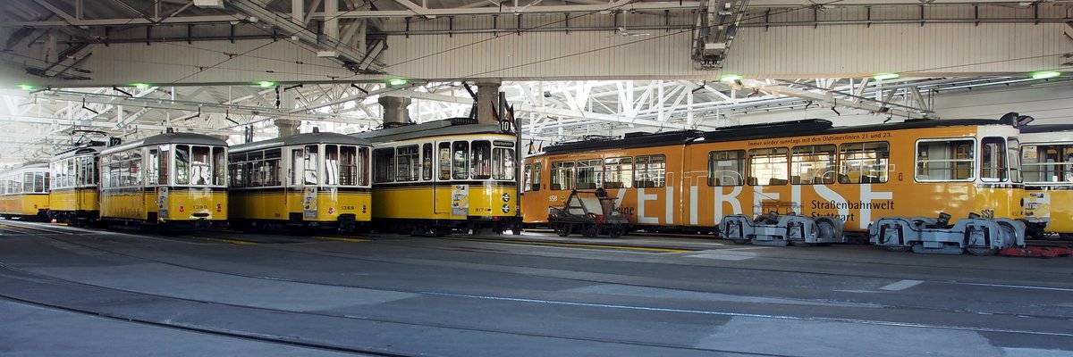 Typ 1300 Nr.1369 und 1390 von Fa.Fuchs Baujahr 1950 und DoT4 Nr.917 und GT 4 Nr.450 von der Maschinenfabrik Esslingen in Stuttgart am 28.08.2015. Die Fahrzeuge wurden durch eine Fensterscheibe aufgenommen.