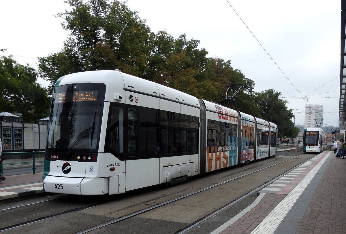 Variobahn Nr.425 von Stadler Baujahr 2011 in Potsdam an der Haltestelle Platz der Einheit West am 05.09.2018.