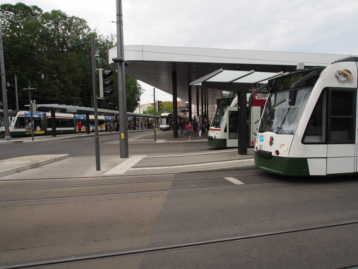 Verschiedene Strassenbahnen am Königsplatz in Augsburg am 27.06.2014.