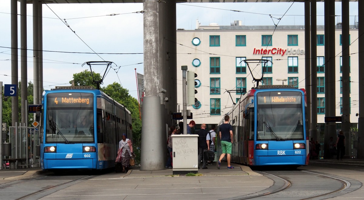 Zwei 8 NGTW von Bombardier, Nr. 602 von 1999 mit Werbung für  Wellensteyn  und Nr. 622 von 2000 mit Werbung für Verein KSV hessen-Kassel, am 13.06.2014 im Bus-/Straßenbahnterminal vor dem Bahnhof Kassel Wilhelmshöhe.
