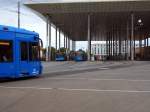 Der NGT 8 Nr.666 fährt in das Terminal Kassel Wilhelms-Höhe ein; darin befinden sich 8 NGTW Nr.604 und ein Solaris Urbino-Bus, am 13.06.2014.