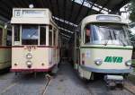 T4 D Nr.1008 (rechts) von CKD, Baujahr 1968, war in Magdeburg eingesetzt und T2 Nr.181 (links) von Hawa, Baujahr 1929 war in Hannover aktiv; Beide befinden sich am 15.06.2014 im Straßenbahnmuseum