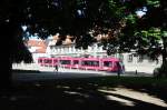 Combino 856 der Augsburger Strassenbahn hat im Jahr 2011 Telekom-Werbung, vor dem Dom ist die Seite mit dem Telefonbuch zu sehen, am 25.08.2010.