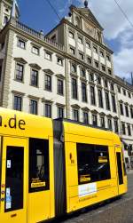 Combino 856 der Augsburger Strassenbahn hat im Jahr 2011 Telekom-Werbung, vor dem Rathaus ist die Austiegs-Seite mit dem Gelbeseiten-Telefonbuch zu sehen, am 25.08.2010.