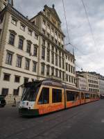 Combino NF8 Nr.863 von Siemens, Baujahr 2002, in Augsburg vor dem Rathaus am 27.06.2014.