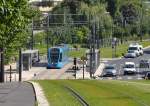 Reims/214170/-tram-106-faehrt-in-die . Tram 106 fhrt in die Haltestelle 'Courlancy' ein. 24.07.2012 (Jonas)