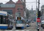 amsterdam-gemeente-vervoer-bedrijf/299736/gvba-tw-833-damrak-amsterdam-17-04-2013 GVBA TW 833 Damrak Amsterdam 17-04-2013.