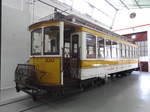 Electrico Nr.330 von J.G.Brill Company 22E Typ, Baujahr 1906 im Carris Stassenbahnmuseum Lissabon am 03.04.2017.