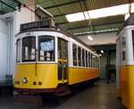 Electrico Nr.308 von J.G. Brill Company Baujahr 1907 im Carris Straßenbahnmuseum in Lissabon am 03.04.2017.