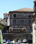 Tram Nr.131 in der Rue Nova do Alfandega in Porto am 17.05.2018.