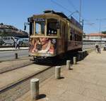 Tram Nr.205 in der Rue Novado Alfandega in Porto am 17.05.2018.