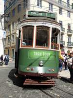 Remodelado Nr. 795 von Santo Amaro Baujahr 1940 von Tram Tour Lissabon am Praca Luis de Comoes am 29-03-17