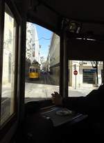 Blick auf den entgegenkommenden Remmodeledo Nr.541 in Lissabon am 29.03.2017.
