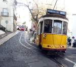 Der Remodelado Nr.541 von Santo Amaro Baujahr 1928 biegt in die Ruan Tomé in Lissabon ab, am 29.03.2017.