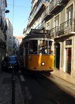 Remolado Nr.582 von Santo Amaro in den engen Strassen von Lissabon am 29.03.2017.