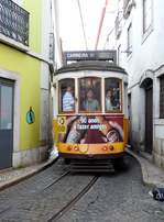 Remodelado Nr.559 von Santo Amaro in Lissabon am 03.04.2017. An dieser Stelle haben selbst Fußgänger keinen platz mehr, wenn die Tram kommt. Die Hausbewohner müssen horchen,ob eine Tram kommt, bevor sie aus der Haustür treten können.