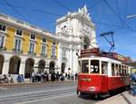 lissabon/557632/remodelado-nr9-von-hills-tramcar-tour Remodelado Nr.9 von Hills Tramcar Tour am Praco do comercio in Lissabon am 01.04.2017.