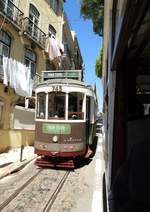 Remodelado Nr.545 der Tram tour von Santo Amaro in Lissabon am 04.04.2017.