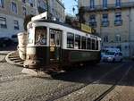 lissabon/581126/remodelado-von-tram-tour-der-korkwagen Remodelado von Tram Tour, der Korkwagen Nr.722 von Santo Amaro in Lissabon am 03.04.2017.