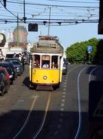 lissabon/587084/remodelado-nr560-von-santo-amaro-in Remodelado Nr.560 von Santo Amaro in Lissabon am 03.04.2017. Das letzte Strassenbahnbild von Lissabon der Fahrt in 2017.