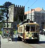 Tram Nr.131 an der End-/Wende-Station Edificio Antiao Casa Pia in Porto am 16.05.2018. Rechts neben der Tram ist der Treppenabgang zur Tunnelstation der Standseilbahn.