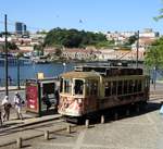 Tram Nr. 205 an der Haltestelle Rue Nova da Alfandega in Porto am 17.05.2018.