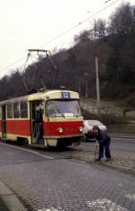 prag-dopravni-podnik-hlavniho-mista-prahy/204957/tatra-t-3-nr-6502-strassenbahn Tatra T 3 Nr. 6502 Strassenbahn in Prag, im Mrz 1991. Die Weiche wird gestellt.