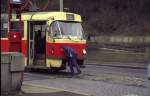 prag-dopravni-podnik-hlavniho-mista-prahy/206448/der-tatra-t-3-strassenbahn-in Der Tatra T 3 Strassenbahn in Prag wird die Stange zum Stellen der Weiche aus dem Fach entnommen, im Mrz 1991. 