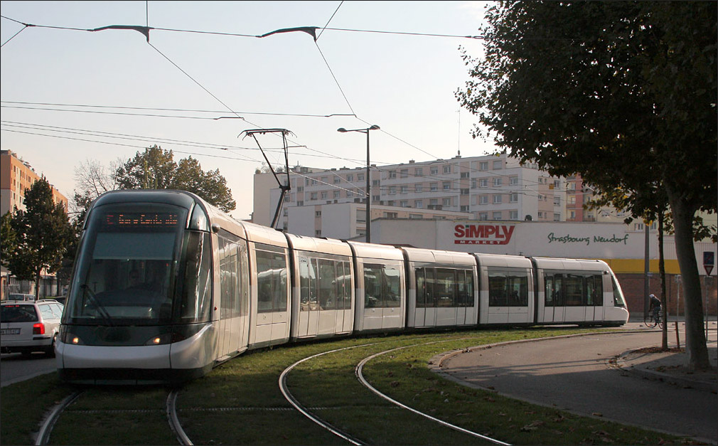 . Eine Citadis-Tram auf der Linie C kommt hier nahe der Haltestelle  Jean Jaurs  um die Kurve. 30.10.2011 (Matthias)