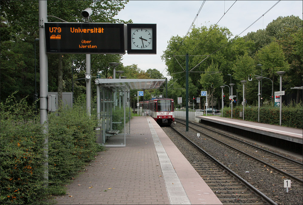 . Einfahrt eines Stadtbahnzuges der Linie 79 in die Haltestelle  Kaiserslauterner Strae . Dsseldorf, 30.08.2011 (Matthias)